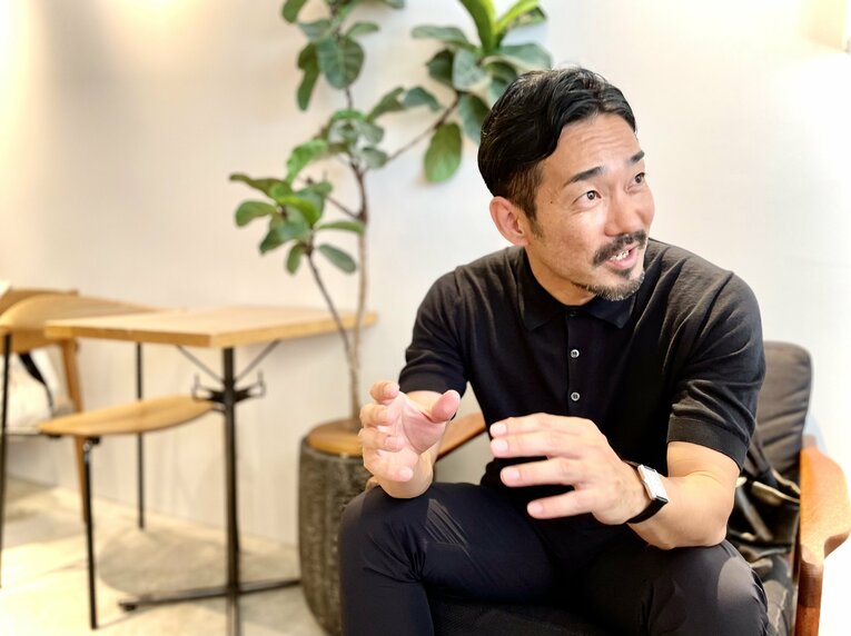 佐藤と和田の成長を見守ってきた里大輔氏（2023年6月撮影）©︎NumberWeb