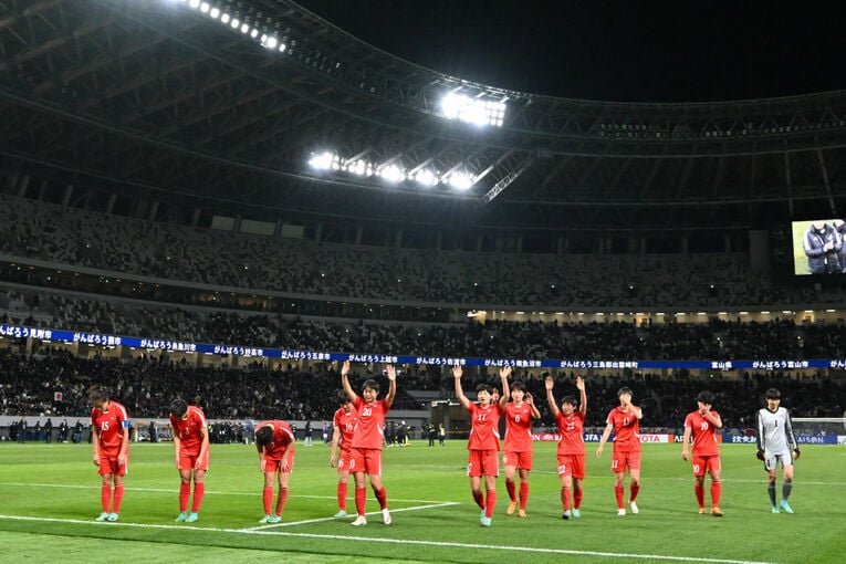 試合後、北朝鮮イレブンは国立に詰めかけたファンに礼儀正しく手を振った　©Getty Images
