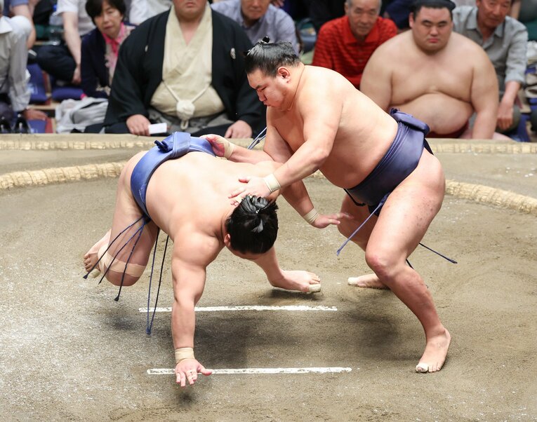 9月場所14日目、豊昇龍（右）は立ち合いで“変化”。若隆景をはたき込みで下す【1枚目／全2枚】　©JIJI PRESS