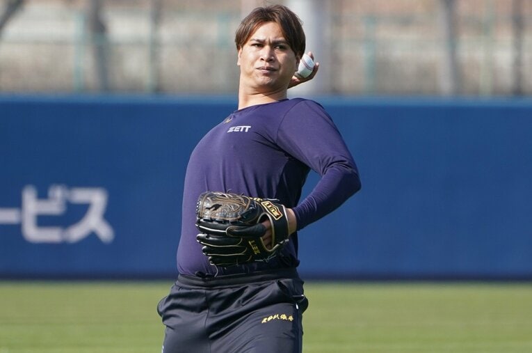 今年1月、舞洲の球団施設でキャッチボールする宇田川　©SANKEI SHIMBUN