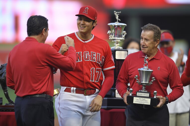 今回の取材でエンゼルス番記者、ファンが口を揃えたのが「モレノオーナーに問題がある」という点だった。写真は2021年、モレノオーナー（右）と大谷　©Getty Images