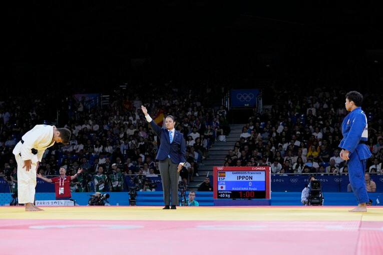 男子60kg級・準々決勝。エリザベス・ゴンザレス審判（メキシコ）はガリゴス（スペイン）の一本勝ちと判定　©AFLO
