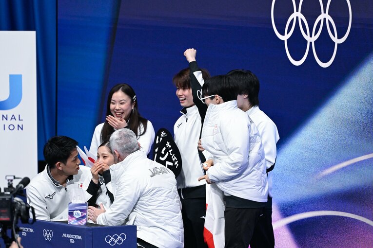 【団体戦ペア】フィギュア団体で銀メダルを獲得した日本チーム【スワイプするとそのほかの写真もご覧になれます】　©Asami Enomoto／JMPA