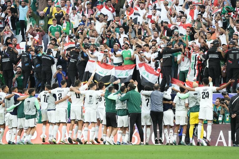 サポーターと喜びを分かち合うイラク選手たち。アウェイの雰囲気にどう対応していくかも日本代表の鍵になりそうだ　©Getty Images