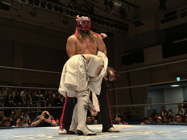 スワイプすると「エル・デスペラードvs葛西純」など激闘写真をご覧になれます　©Norihiro Hashimoto