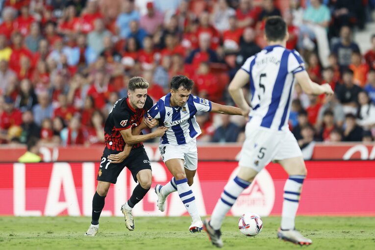 スビメンディと元ソシエダ・ナバロの激しい攻防　©Daisuke Nakashima