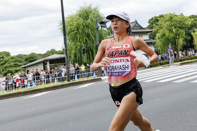 酷暑のレースで暑熱対策のために氷を握って走る場面も　©Kiichi Matsumoto