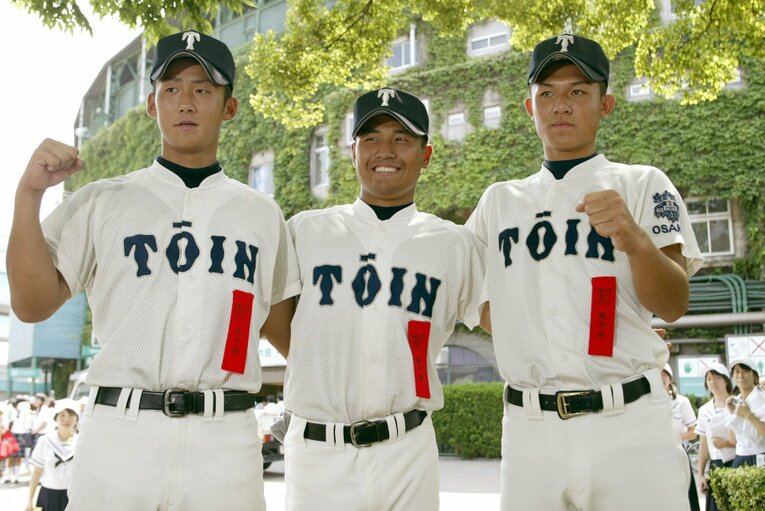 第87回夏の甲子園。開会式のリハーサルで甲子園球場をバックにガッツポーズする大阪桐蔭の(左から）１年生投手だった中田翔、平田良介、辻内崇伸　©︎SANKEi SHIMBUN