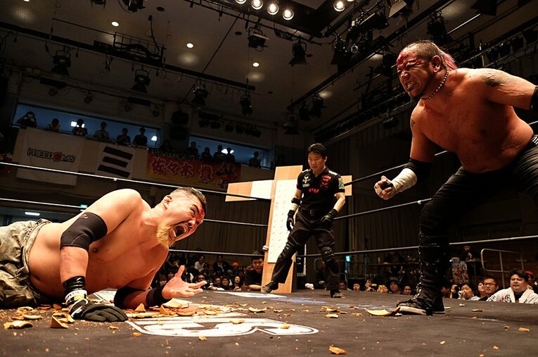 5年ぶりに先輩・藤田ミノルと戦った葛西純（右）。バックステージでは涙を見せた。 ／ photograph by Norihiro Hashimoto