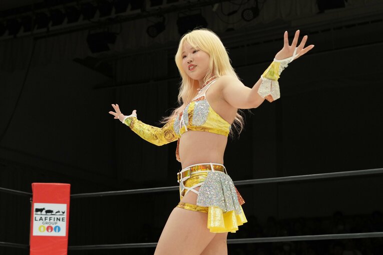 入場したビクトリア弓月　©Essei Hara