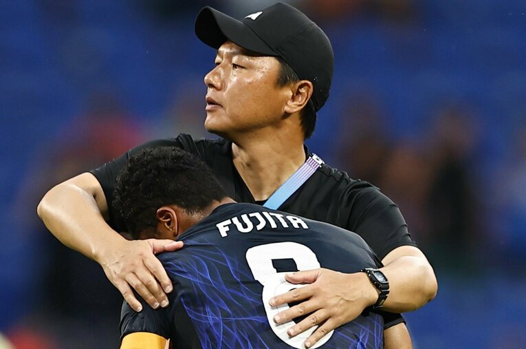 パリ五輪スペイン戦後、涙にくれる藤田譲瑠チマを抱き寄せる大岩剛監督。LA世代も含めた2つの五輪世代をどう見ているか ／ photograph by Mutsu Kawamori