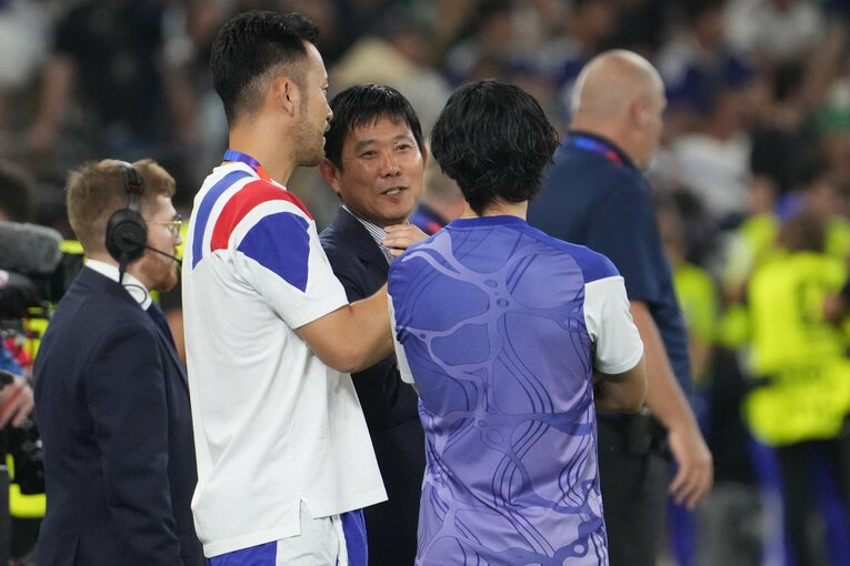 ベンチ前で森保一監督と会話する吉田麻也と南野拓実　©Masashi Hara