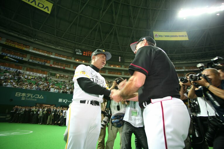 試合後は健闘を称え合った両軍の指揮官　©Hideki Sugiyama