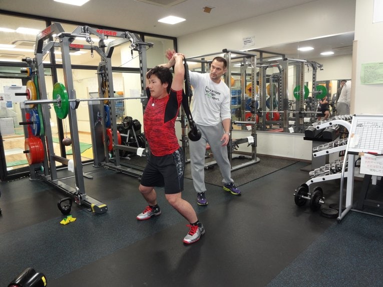 プロ1年目を終えたオフ、室伏広治氏（現・スポーツ庁長官）のもとを訪ねてトレーニングを行った吉田正尚。常に高いパフォーマンスを発揮できる体づくりに努めてきた　©︎Noriko Yonemushi　