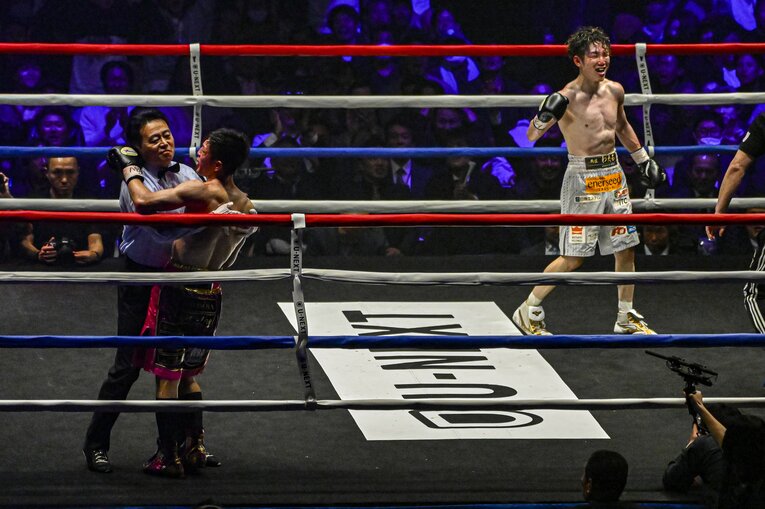 中村レフェリーに抱きかかえられる阿久井　©Takuya Sugiyama