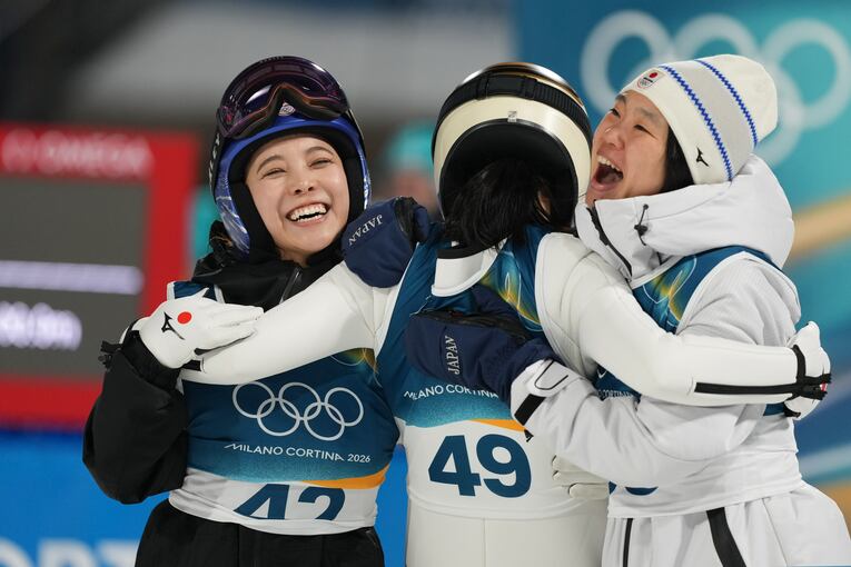 女子ノーマルヒル銅メダルを獲得した丸山希と笑顔でハグする高梨沙羅（連続写真）【スワイプするとそのほかの写真もご覧になれます】　©Tsutomu Kishimoto／JMPA