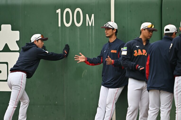 戸郷とダルビッシュ　©︎HIdeki Sugiyama