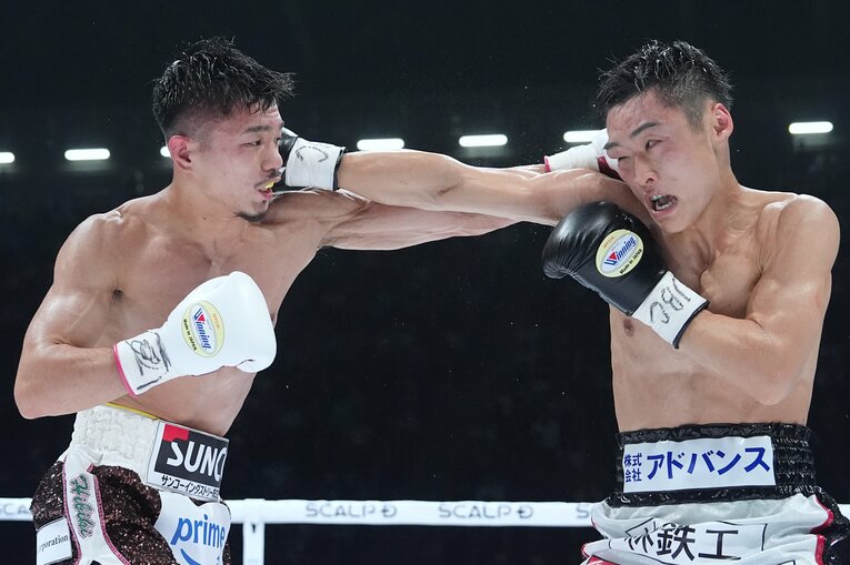 西田凌佑は右目を腫らしながら中谷潤人と拳を交錯させる　©Naoki Fukuda