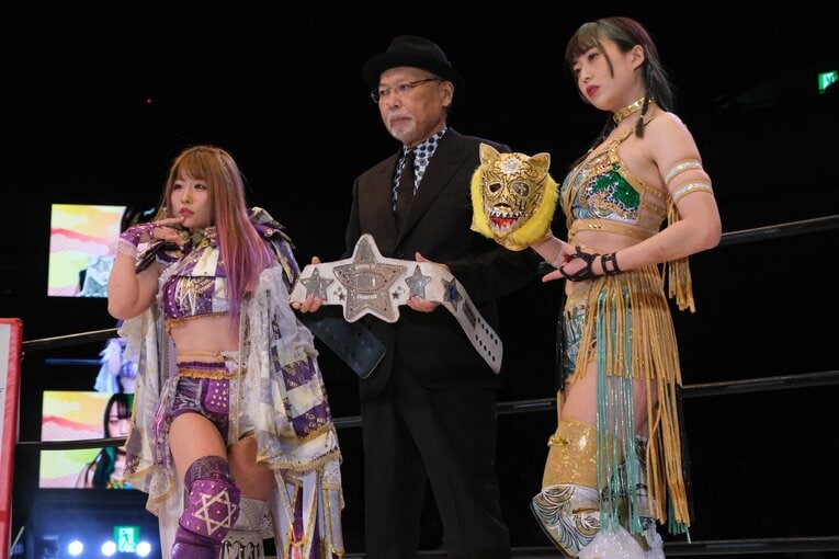 タイトル戦恒例の記念撮影。上谷は2度目の挑戦となる