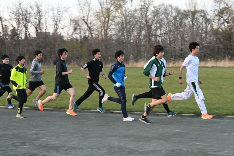 北大陸上グラウンドでウォームアップをする陸上部員