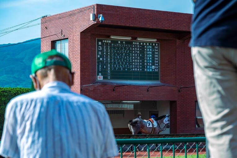 地方競馬でも珍しい黒板式の出走掲示板　©Takuya Sugiyama