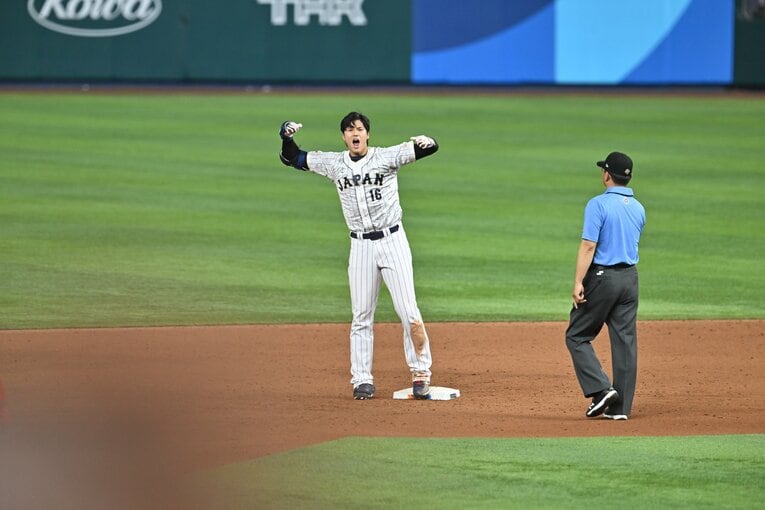 メキシコ戦9回、「塁に出てくる」の宣言通りツーベースを放ち、ベンチを鼓舞する大谷　©Naoya Sanuki