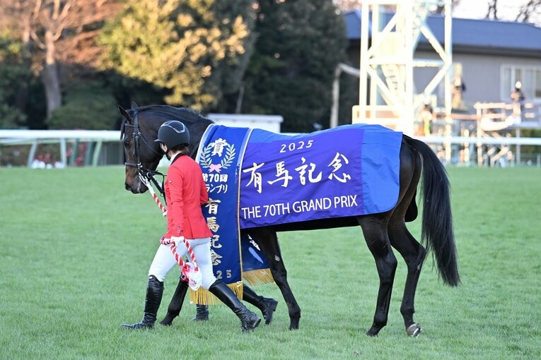優勝レイをかけられたミュージアムマイル　©Keiji Ishikawa