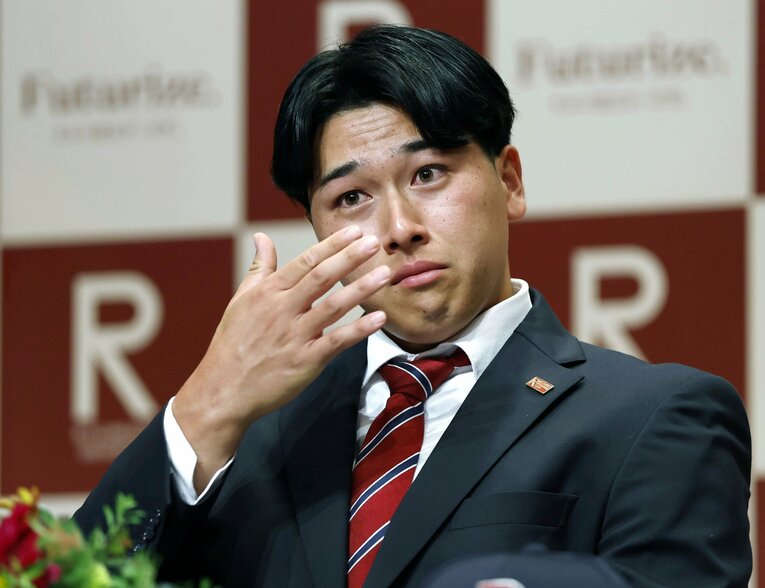 ソフトバンクから2位指名を受け、涙を見せる立命大の左腕・有馬伽久　©KYODO
