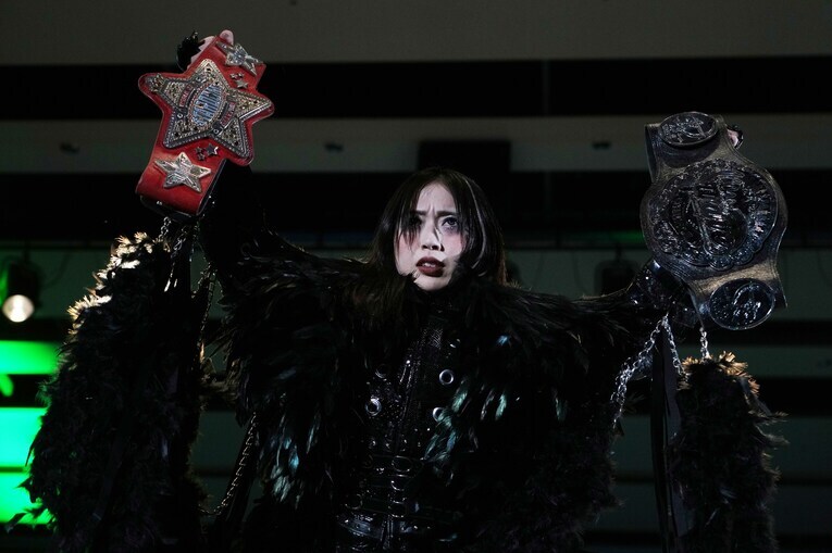 ベルトを誇示する上谷沙弥　©Essei Hara