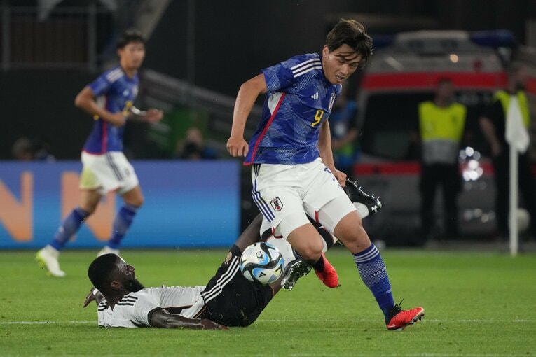 上田綺世はアントニオ・リュディガーからボールを奪い決定機を作った　©Masashi Hara