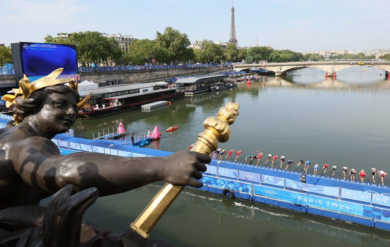 7月31日に延期されたトライアスロン男子。スタートし、セーヌ川に飛び込む選手たち　©JIJI PRESS
