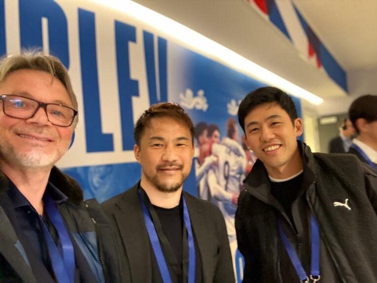 【ウェンブリー、テレビに映らなかった日本代表レア写真】岡崎慎司、遠藤航との2ショット（写真は右に続きます）　※トルシエ氏提供