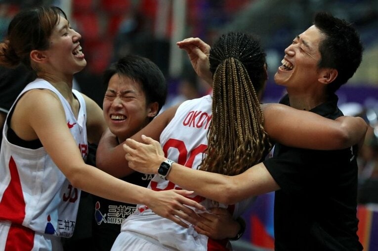 2021年10月のアジアカップで、バスケットボール女子日本代表を5連覇に導いた恩塚亨HC（右） ／ photograph by AFP/AFLO