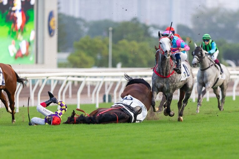危険な「人馬転」の瞬間。馬が転倒し、騎手が前方に投げ出されている　©Getty Images