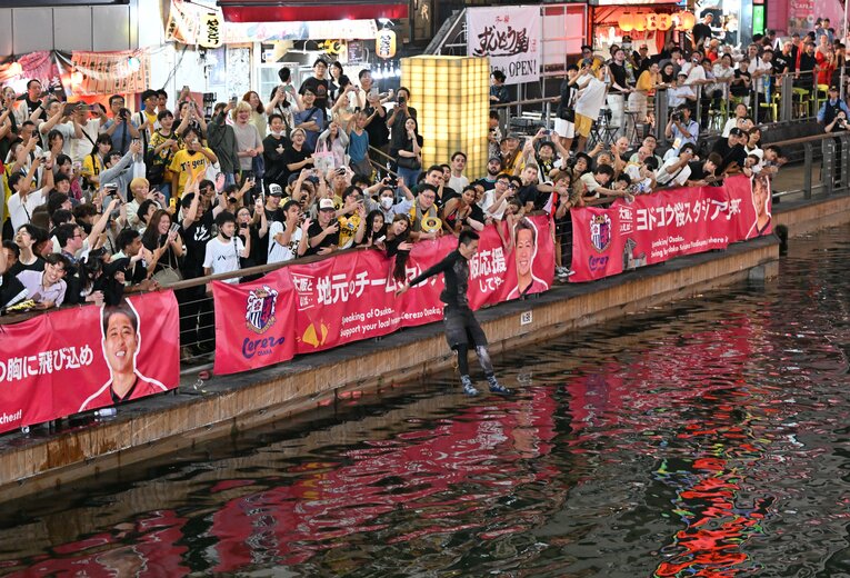 阪神が2年ぶりにセ・リーグ優勝し、道頓堀川に飛び込む男性（全2枚中の1枚目。猛虎激レア写真はまだまだ続きます）　©JIJI PRESS