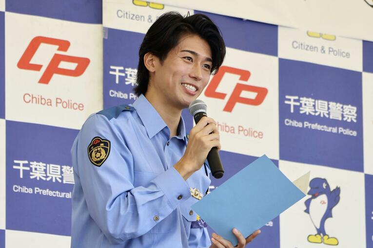 【日本サッカー名選手レア写真集】北中米W杯のイベントで、警察官に扮した中村敬斗（画像は右に続きます）　©Kyodo News