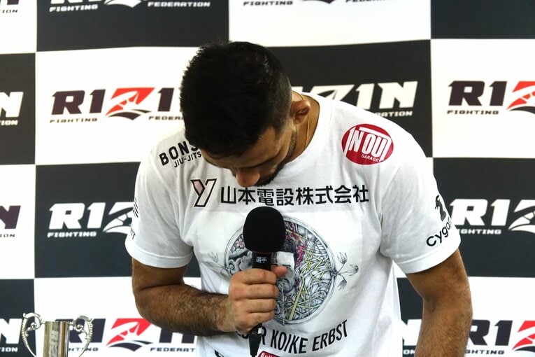 試合後のクレベル・コイケ。報道陣の前でも頭を下げた　©Koji Fuse