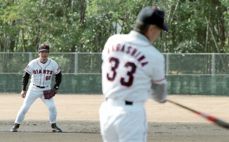94年、長嶋監督のノックを受ける落合　©Sankei Shimbun