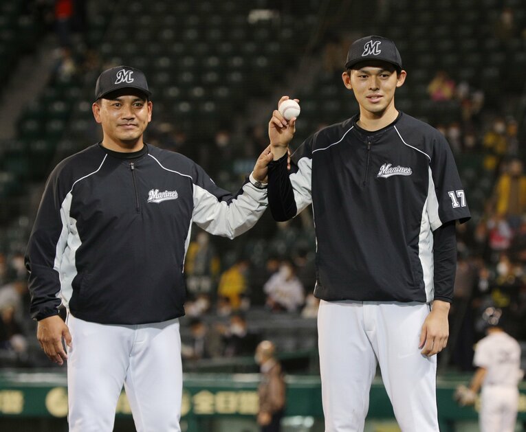 佐々木朗希のプロ初勝利を称える井口監督　©JIJI PRESS