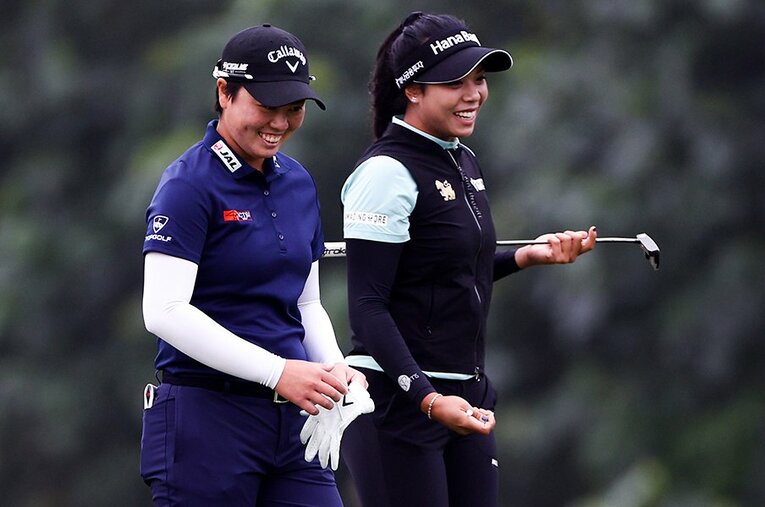 昨シーズンに新人賞を獲得したタバタナキットと楽しそうにラウンドする笹生優花。実力と合わせて、明るいキャラクターにも注目が集まっている ／ photograph by Getty Images