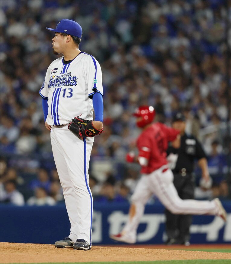 5月24日の広島戦、延長10回に小園海斗、末包昇大に連続本塁打を浴びて呆然とする伊勢　©JIJI PRESS