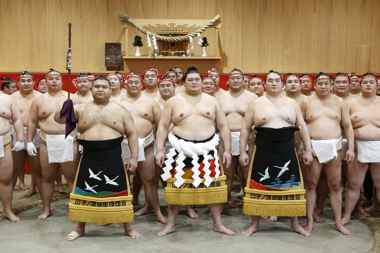 「綱打ち」で新しい綱を締め、記念撮影をする新横綱・大の里（二所ノ関部屋で撮影）　©JIJI PRESS