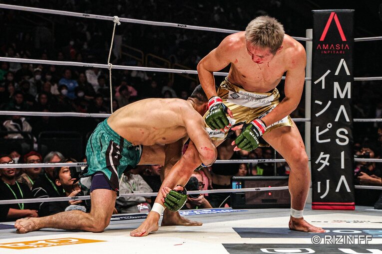 2ラウンド、流血する久保優太からテイクダウンを奪うシェイドゥラエフ　©RIZIN FF