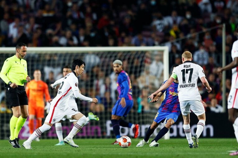 「初めて日本人がバルサのカンプノウで勝利」歴史的瞬間を撮った… 鎌田大地のアシストと献身に感動した理由〈長谷部誠も出場〉(28)