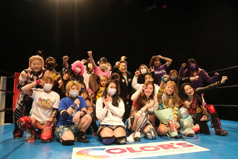 COLOR'S旗揚げ戦エンディング。集合写真の撮影はアクトレスガールズから継続も、締めのフレーズが変わった