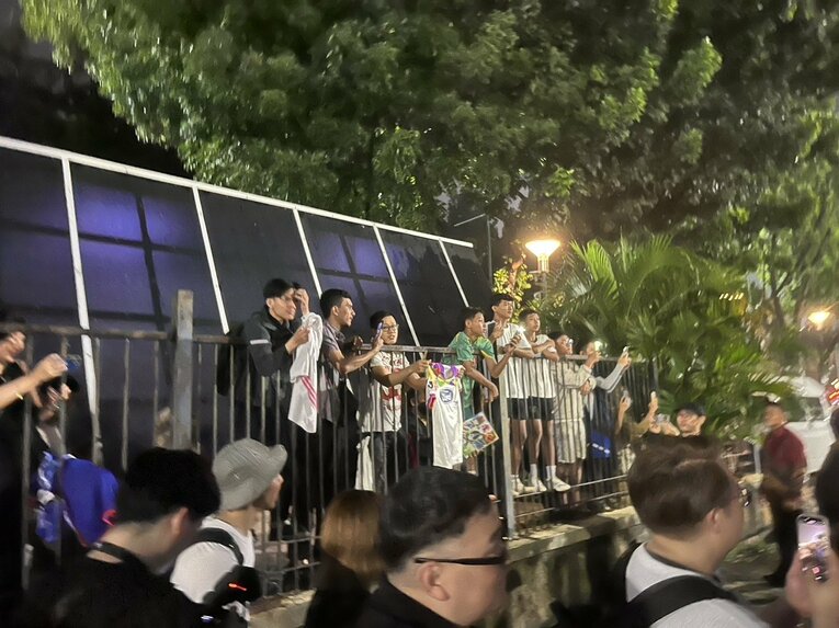 練習にも来るインドネシアメディア　©Yusuke Mimura