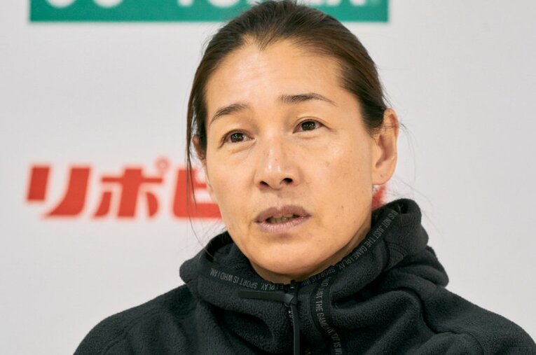 日本のテニスコートの5割を占める砂入り人工芝について、伊達はことあるごとに批判的な立場を明確にしてきた ／ photograph by Yuki Suenaga