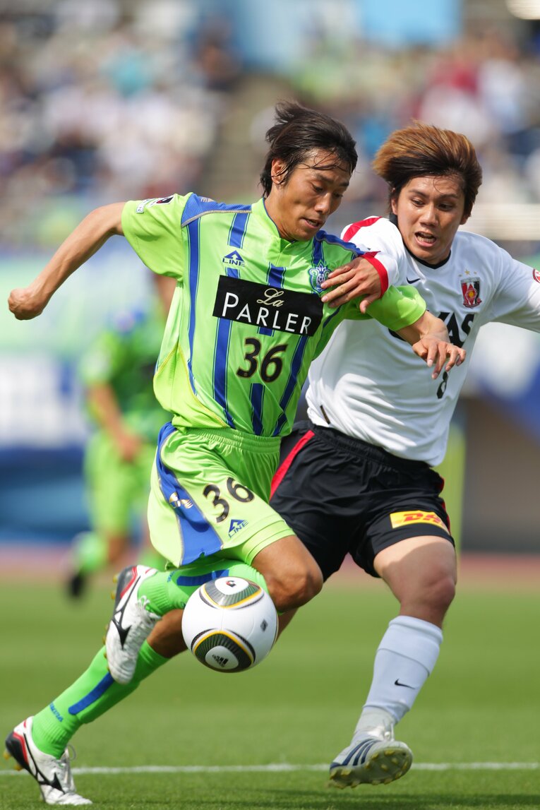 湘南に所属していたルーキー時代の三平。同世代の柏木（浦和）とのマッチアップ　©J.LEAGUE