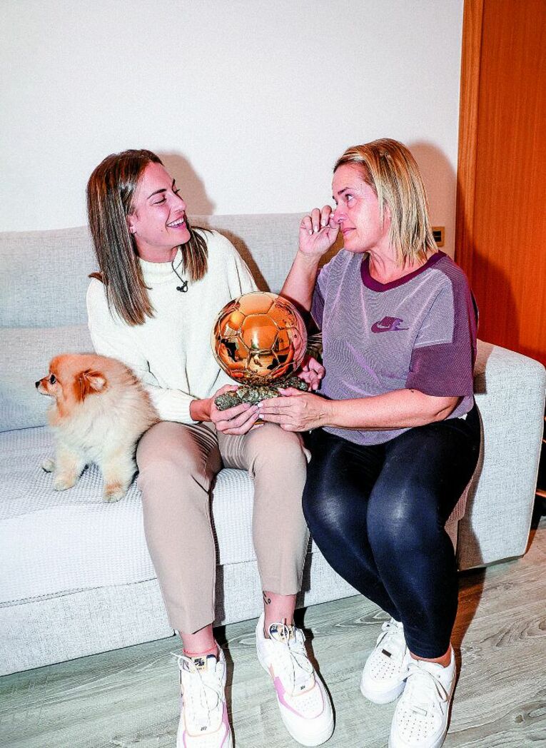 2018年に創設された女子バロンドールの3人目の受賞者となったプテラス。トロフィーを見て母は感激の涙を流した　photograph by L’Équipe