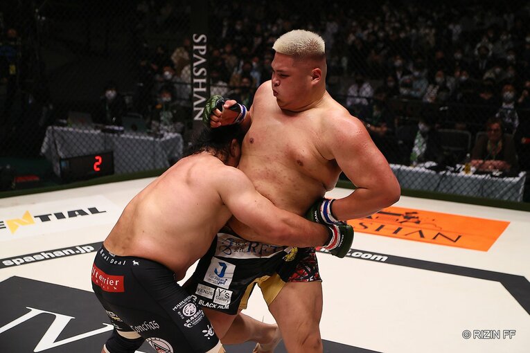 相撲界を懲戒解雇からRIZINへ…貴賢神がデビュー戦完敗でも見せた可能性とは？ 対戦した元警察官ファイターが絶賛した「凄い素質」(26)